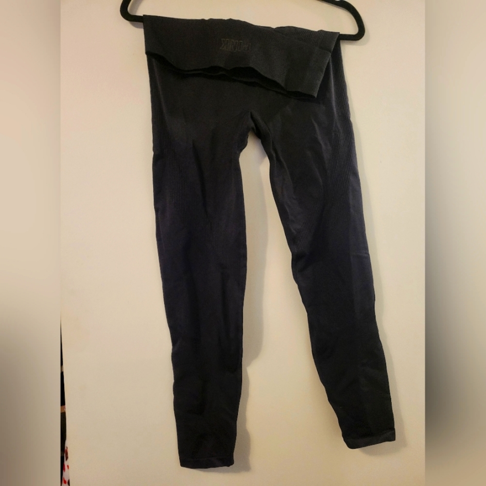 PINK all black leggings performance grip Md